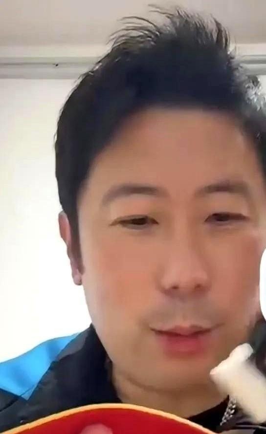 王曼昱还没上场打佐藤瞳，韩莹的教练老公就在直播间把自家人拆得一点面子不剩。有球迷看不下去，直接在公屏