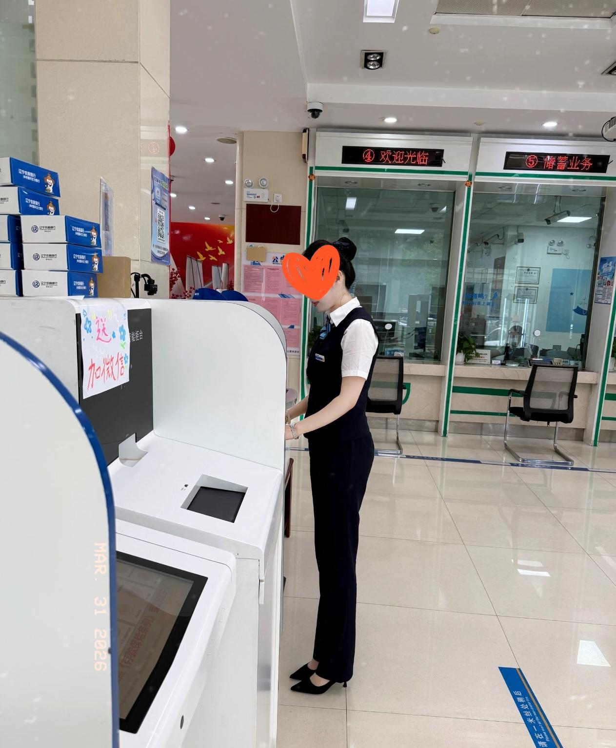 嫂子在银行工作三年了，今天突然在家族群里提醒大家，定期到期了就赶紧取出来，别继续