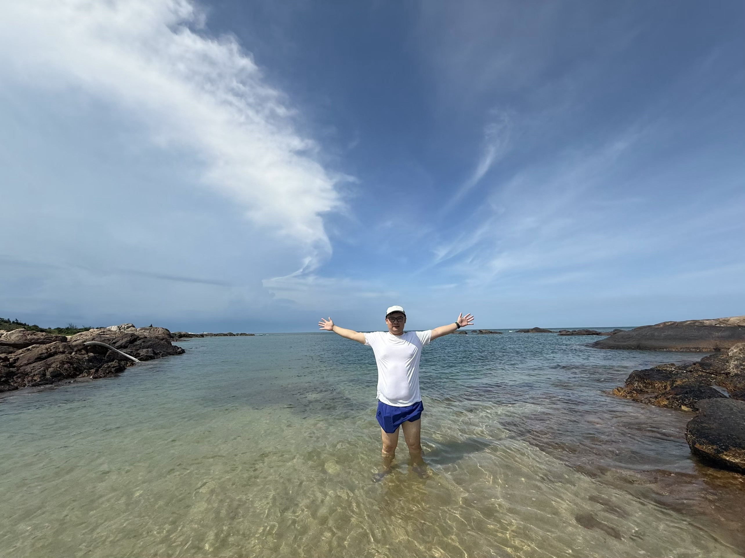 发现一个野沙滩，绝佳的浮潜赶海地方。在木兰湾继续往前2公里，海水非常清澈。​