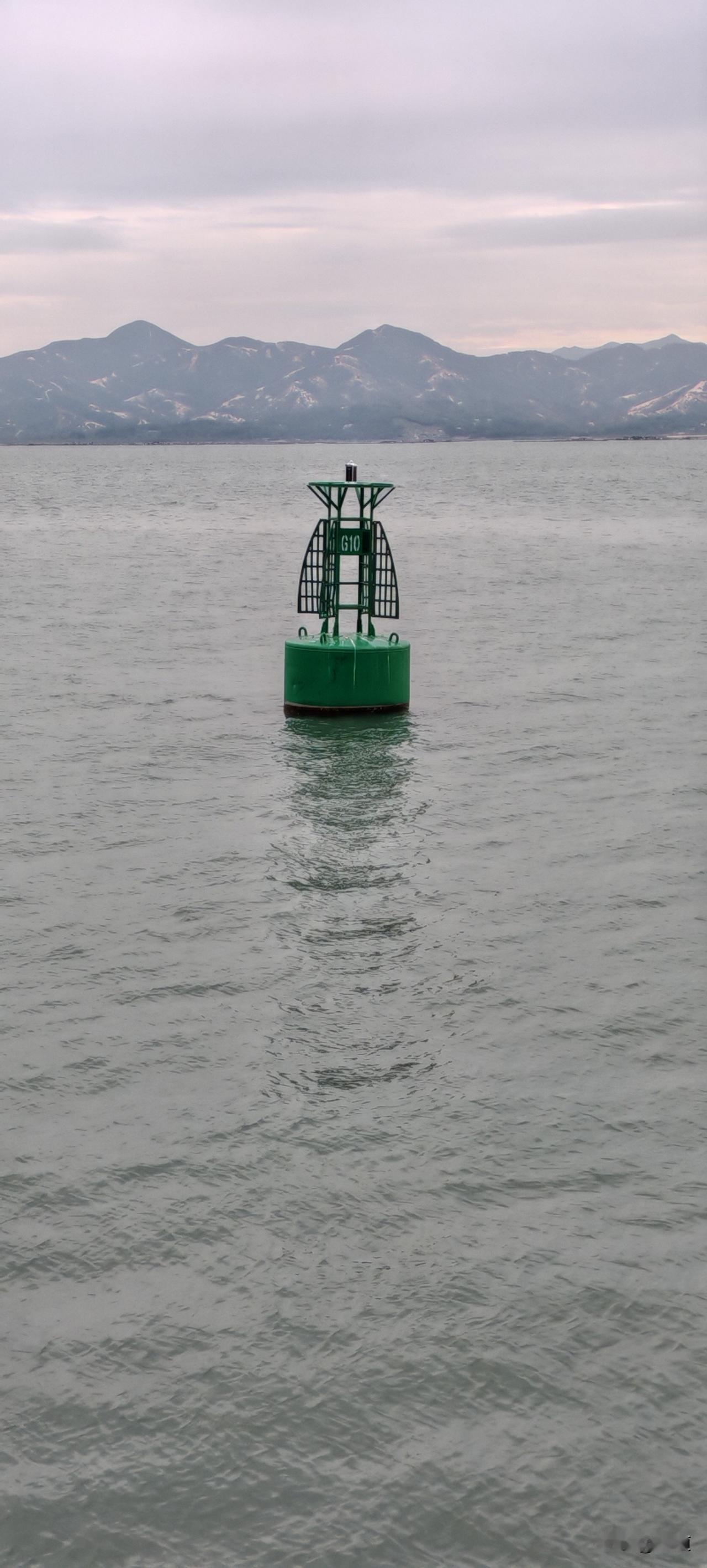 由于山高路远难成行，不能亲自送到老爸的家门前。只能让哥哥代买代送了。哥哥又不