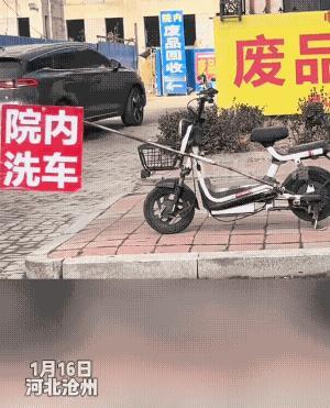 电动车让他的主人玩明白了。这招牌是不是还有欢迎光临的意思！说真的，司机若是路