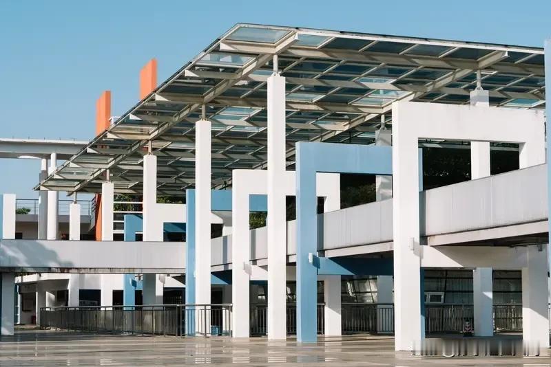 东莞理工学校食堂这事真闹大了。新学期刚开始，就有家长反映食堂问题一大堆，分量少、