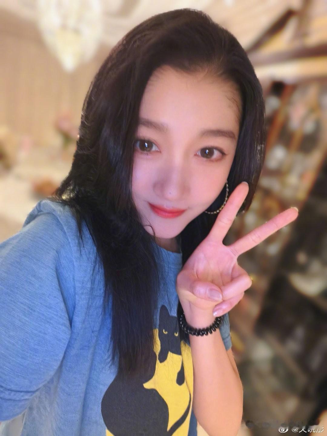 关晓彤的春节家宴也太日常了，菜样好少，看来明星家庭都很严格要求自己，哪怕过节也不