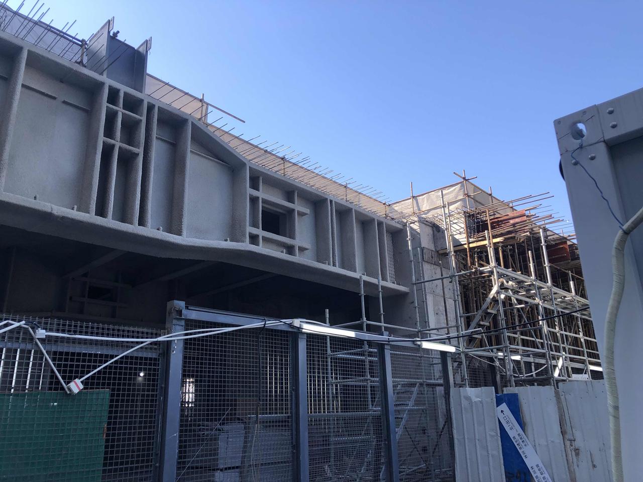 莘庄地铁上盖采用了型钢加劲混凝土结构和钢结构组合，厚型防火涂料已经上去了，不过这