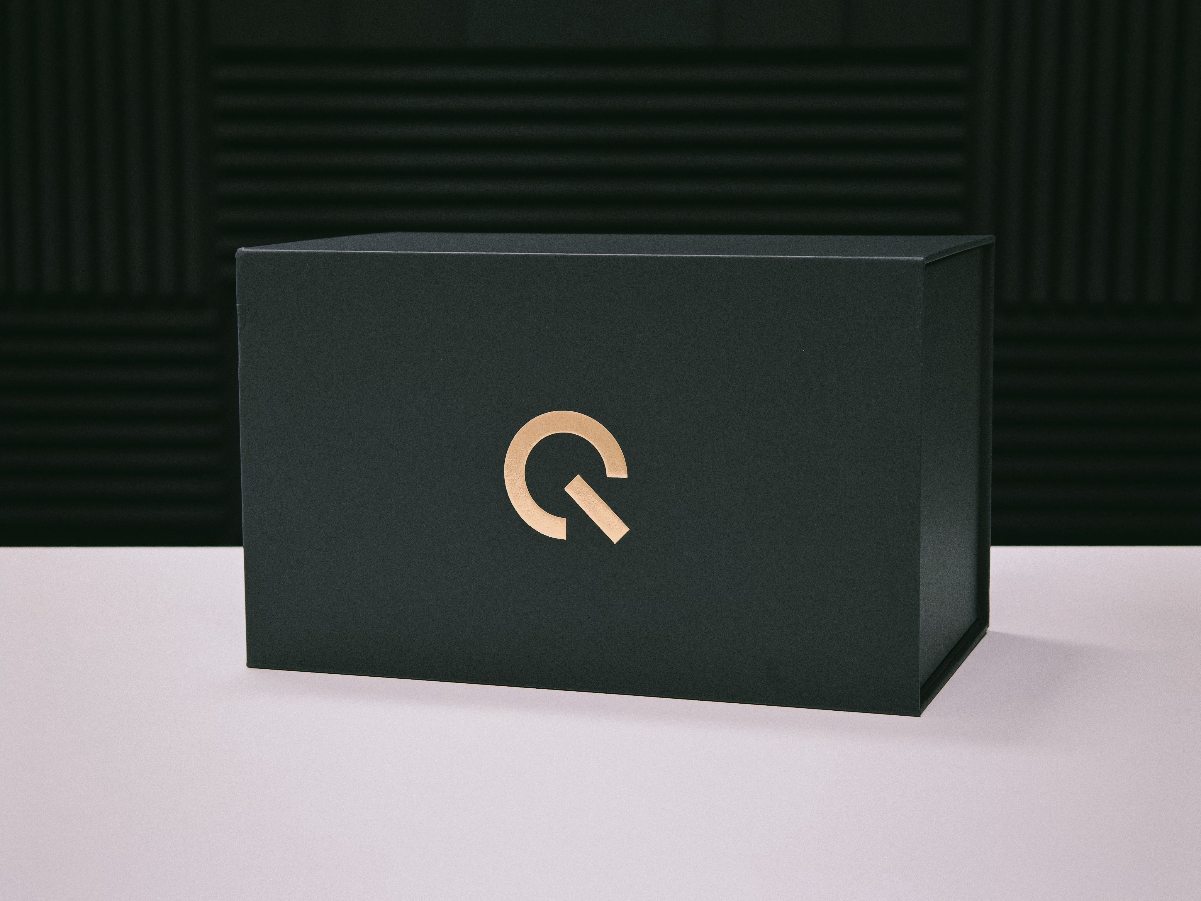 iQOONeo11邀请函挺有意思,是个伸缩水杯,说是「一杯也超满足」。明晚