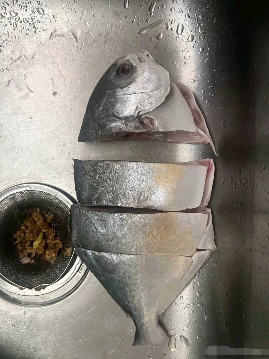 买了条鱼带回家，竟发现鱼身对不上号！仔细一琢磨，原来是一小段鱼身子不见了。这鱼摊