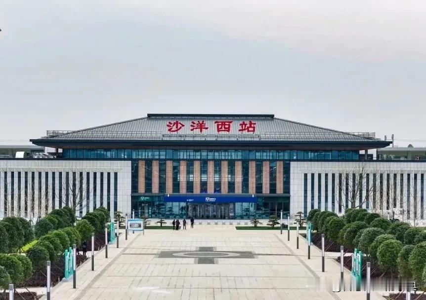 湖北有几座县城，提起高铁来真是一把辛酸泪。这种“到手又飞了”的憋屈感，表面看是运