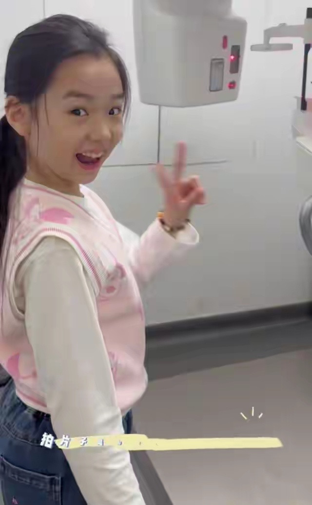 董璇谈女儿牙齿严重“深覆合”，下巴后缩右边脸塌，需长期矫正​​​