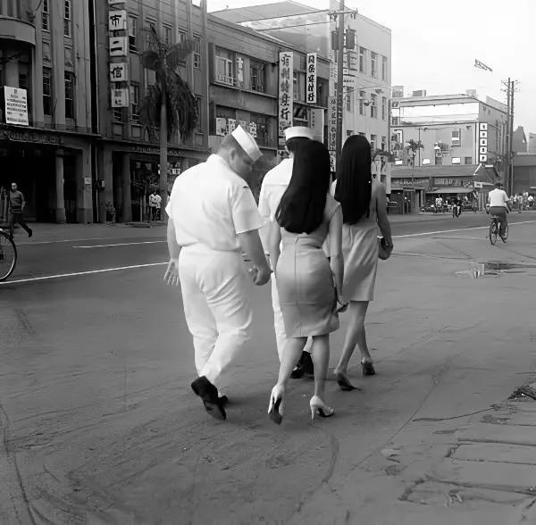 今天我看到一张照片，1950年驻扎在台湾省的美军照片。照片里，两个养尊处优的美军