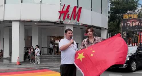 日本人举着中国国旗到台北示威：“台湾是中国的”！了解内情后不吃惊 据日媒