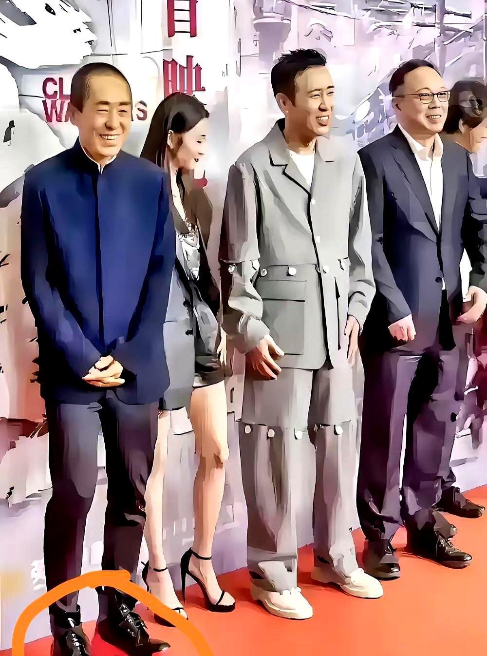 5厘米红底，73岁张艺谋踩上热搜不是偷偷塞鞋垫，是直接松糕鞋踩到5厘米。网