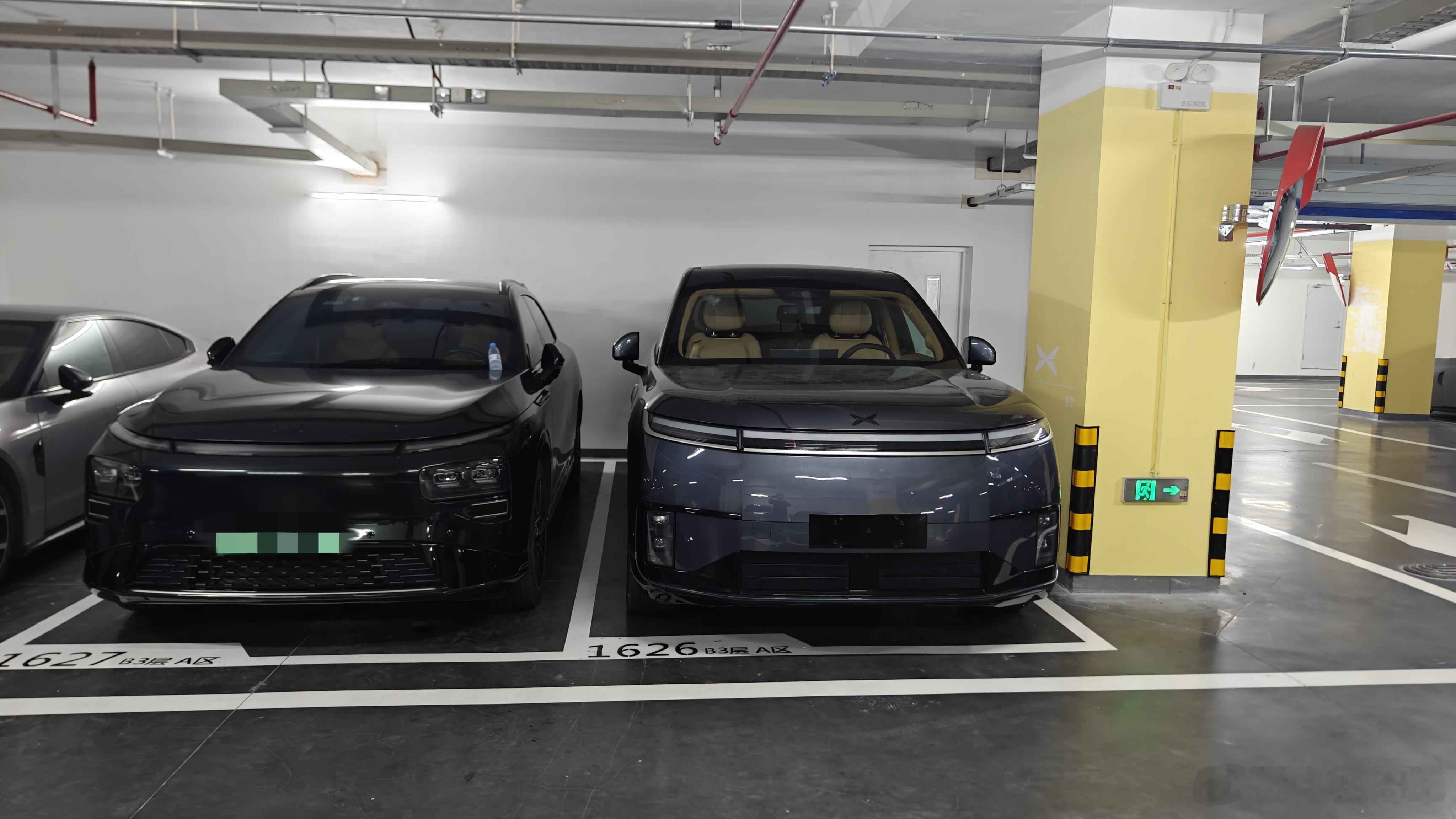 停在一起更明显，即便是不从侧面那个突出车长差距的角度，只是从正面或者正侧面，小鹏