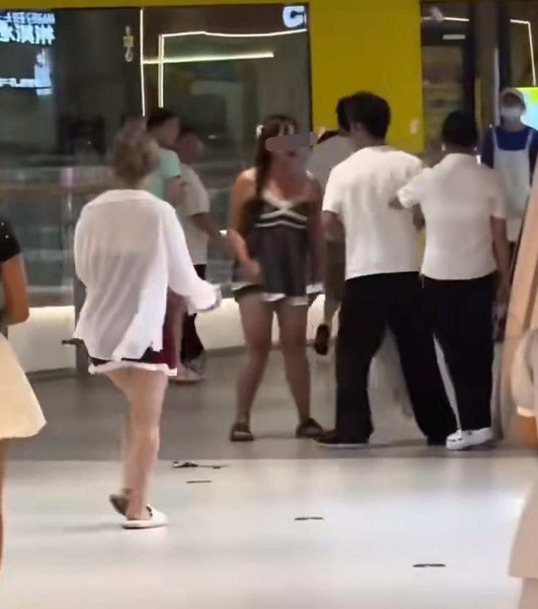 近日，长沙一女子逛商场时带着宠物狗，并未拴绳，吓到了一名男子的女友！男子没有