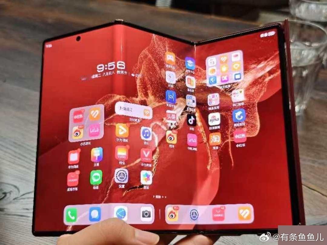 上一代华为三折叠，京东标价98888，买的人不是用，是供着。这一代换了展翼结构，U型双内折，合上跟普