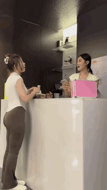 女孩们在店内穿搭瑜伽裤走来走去，身材显得都这么有型！
