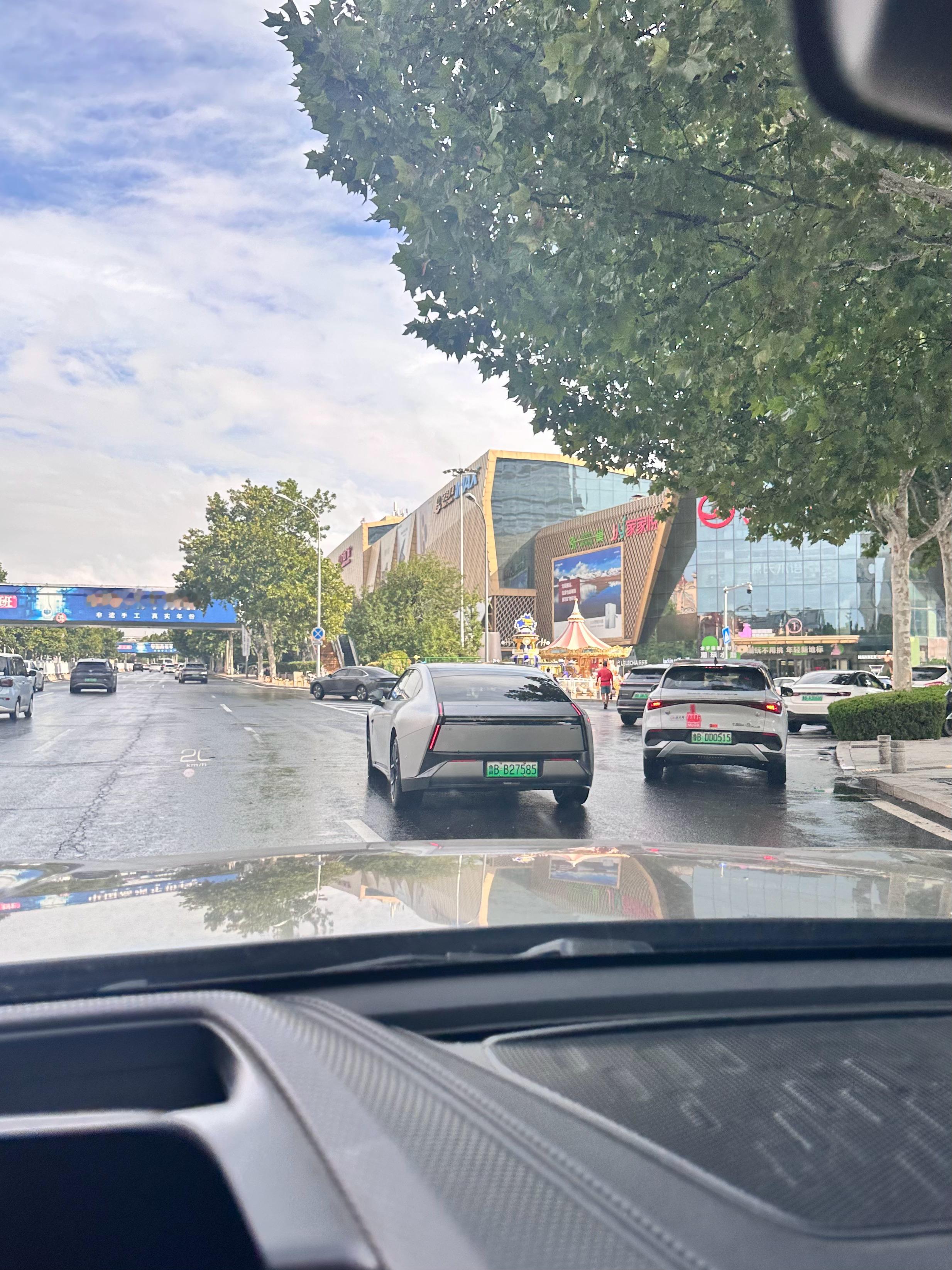 早上上班路上拍到一辆小鹏p7，看背面太帅了，很有未来感​​​