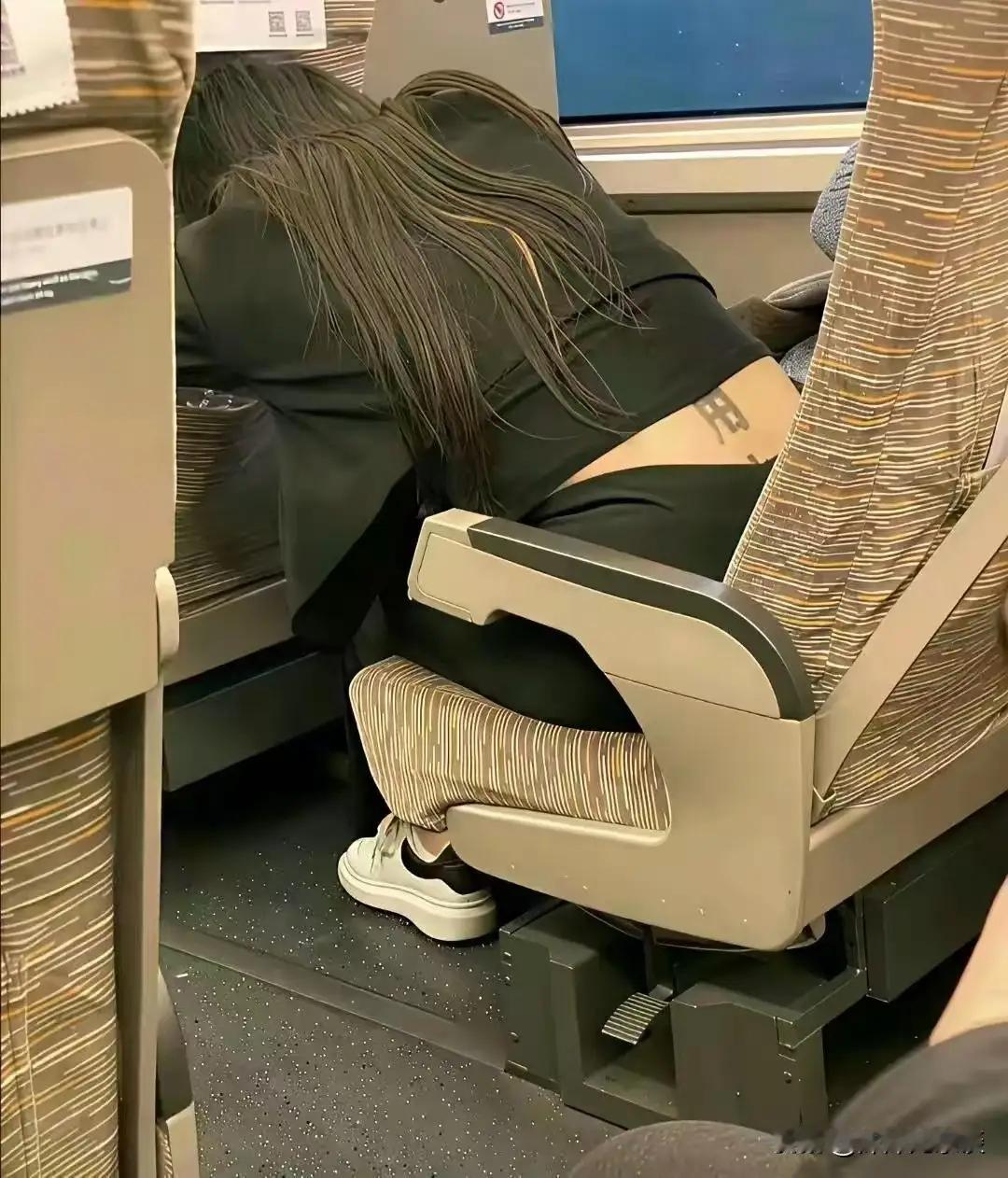 江湖儿女，后背字：用心良苦吧