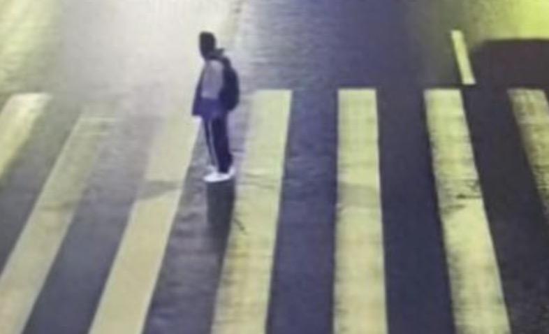 明明他已经是足够小心了，可最后还是发生了不幸！这起15岁高中生过斑马线时被车撞不