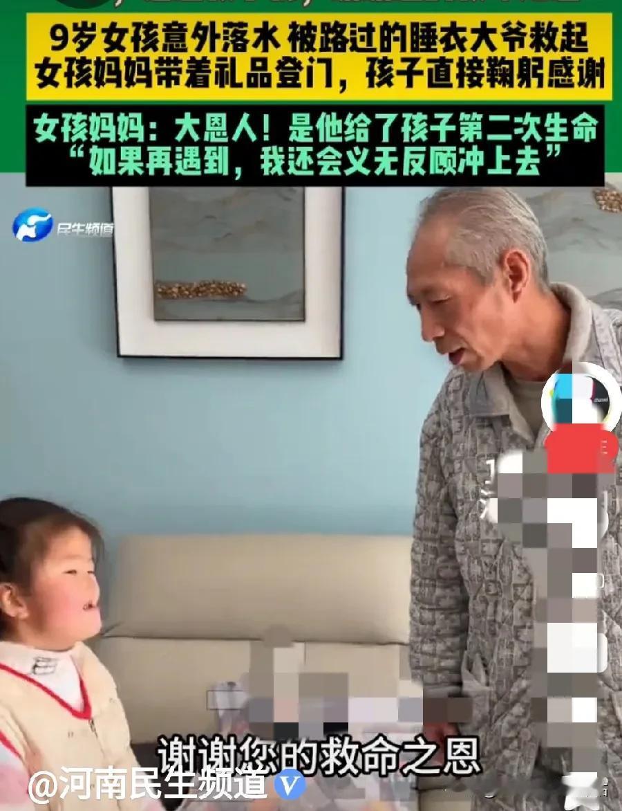 揪心小女孩！一个小女孩的父母离婚，谁都不愿意要她，觉得她是个拖油瓶。小女孩心里