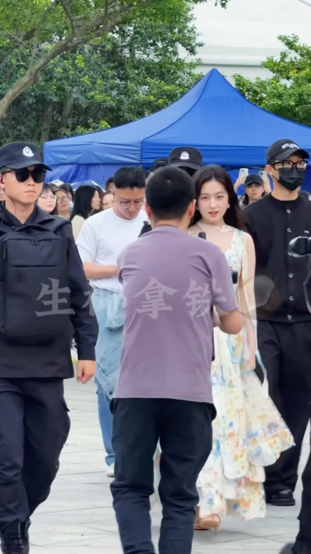 好灵动好温柔呀……这一身好像花仙子李兰迪水彩碎花长裙路透李兰迪水彩碎花裙造型