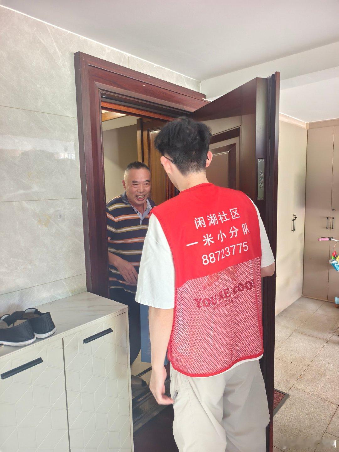闲湖社区工作人员日常开展垃圾分类入户宣传。​