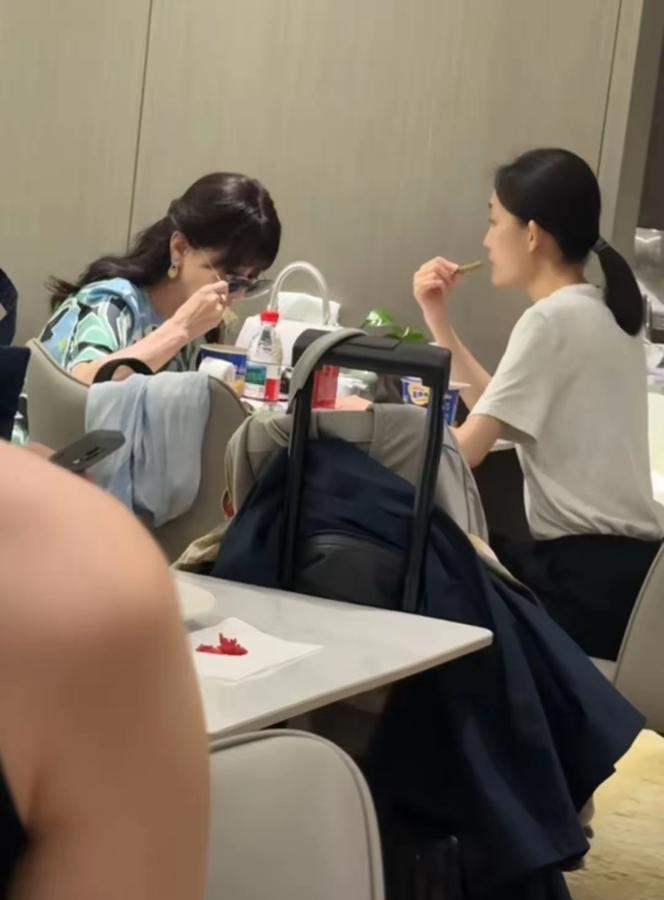 打死我都想不到，赵雅芝竟然在机场休息室吃泡面，她喝矿泉水用吸管，吃完还认真补妆了