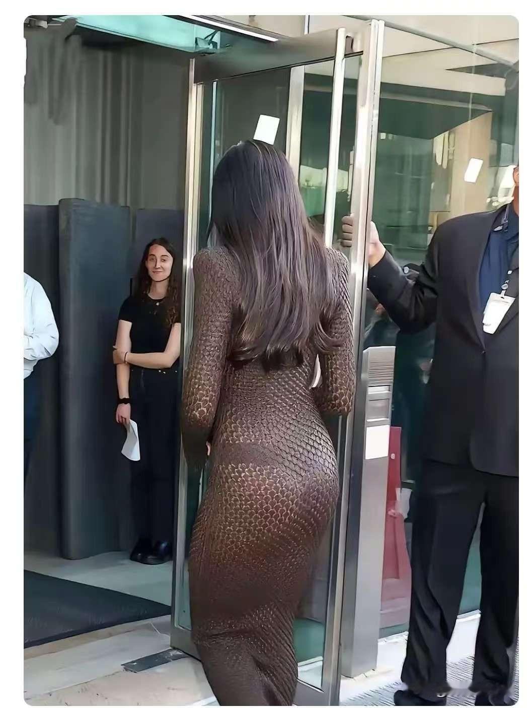 这“蛇纹战袍”一穿，回头率直接拉满！咱就说这穿搭也太敢了吧！一身蛇鳞纹紧身裙把