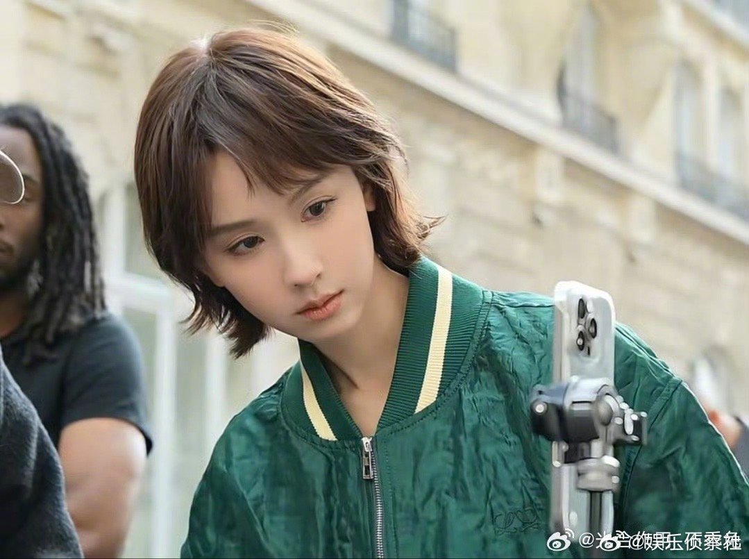 陈都灵在巴黎嗦粉哈哈哈哈哈哈，看到这里好想说没想到陈都灵在巴黎也在嗦粉，陈都灵这