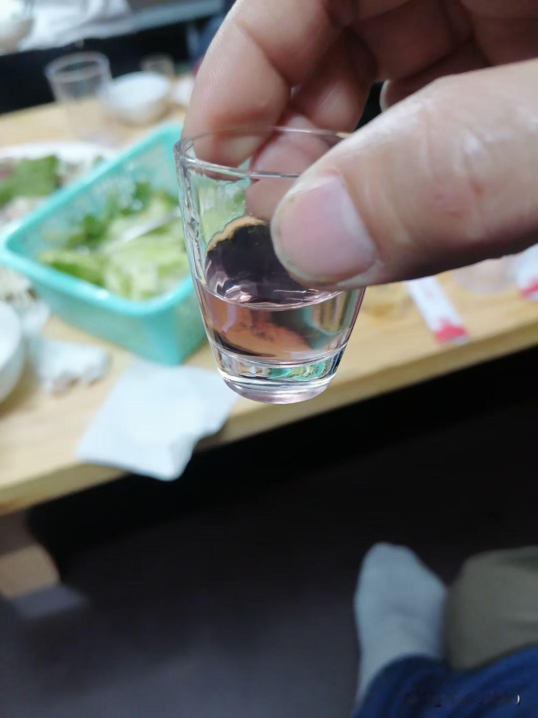 在越南待久了，会发现他们喝酒很有特色，就像去越南人家喝酒，一般都是用小杯子一杯一