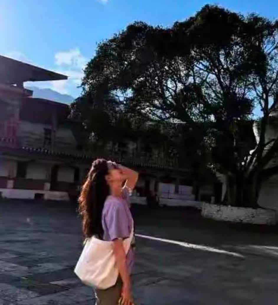 刘强东老婆章泽天晒出的素颜照里，脸上斑点挺明显的，没荧幕上看着那么美。但她身材超