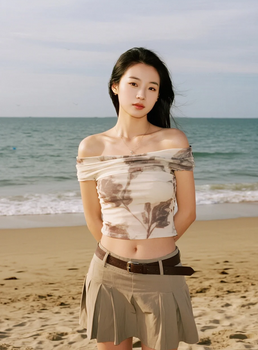 海风轻拂，她在金色沙滩上留下夏日的脚印
