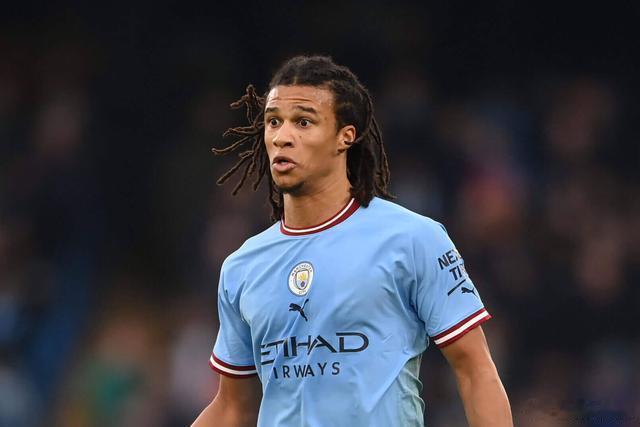 拒绝保级队！曼城冠军后卫冬窗反转：巴萨因穷梦碎，英超三队疯抢作为曼城三冠王功勋、