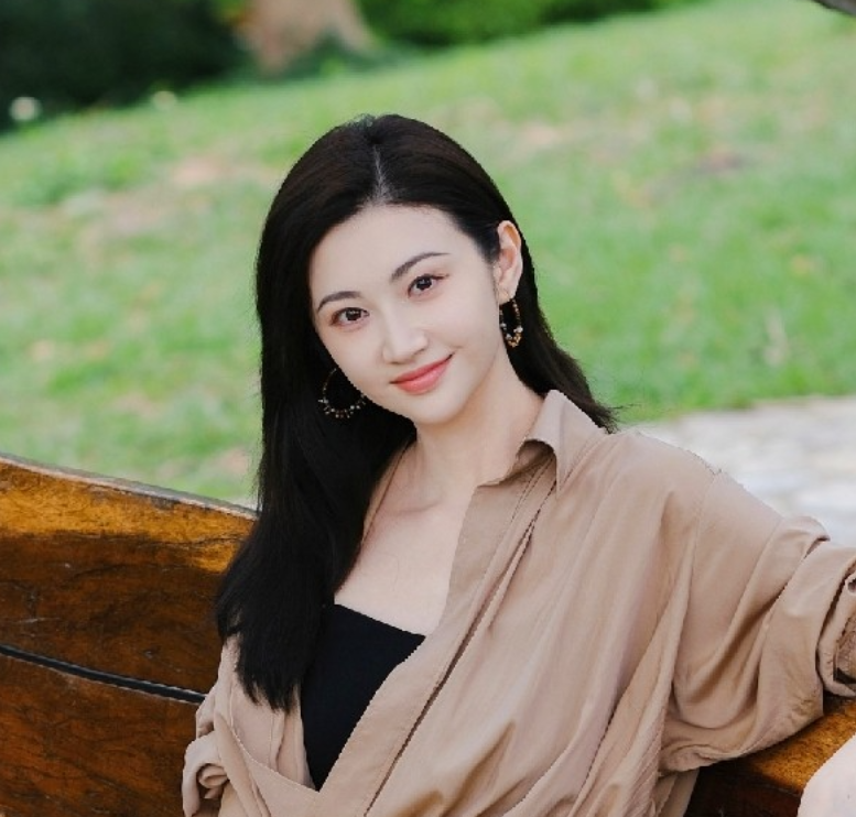 近日深陷舆论的景甜，引发了网友的热议。原因是今天八卦媒体曝出一组照片，景甜素颜现