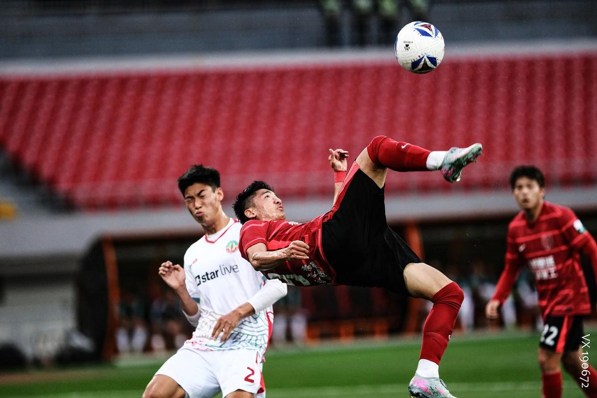 成都蓉城今年夺不了冠，明年更没戏。一是明年北京国安、山东泰山重新崛起，争冠军团