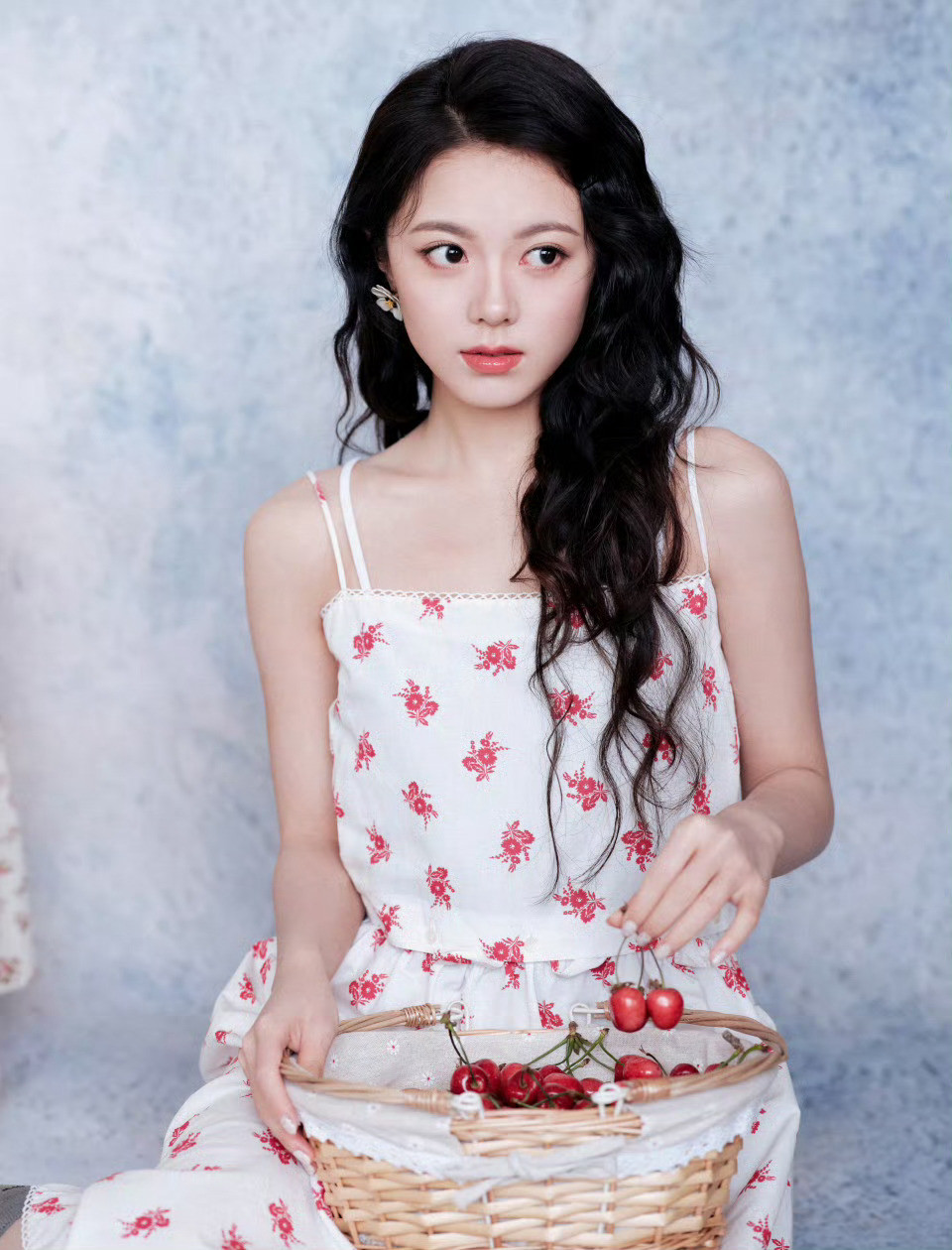 赵今麦《樱桃琥珀》宣传造型释出！MiuMiu印花裙搭配微卷发，慢慢的清甜少女气