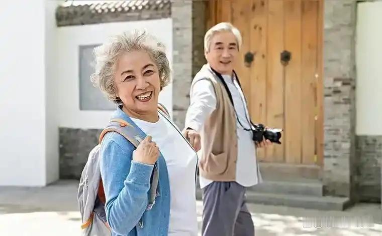 总有人说老人退休金比年轻人工资高，可真相翻开后才发现，刺痛年轻人的不只是收入倒挂