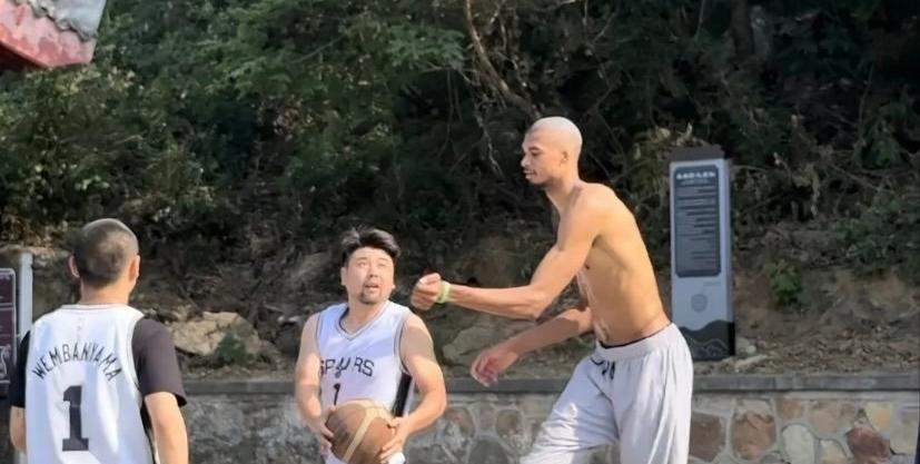 文班亚马这趟中国行简直把反差萌玩明白了，前几天还在少林寺跟着武僧练铁砂掌，转头就