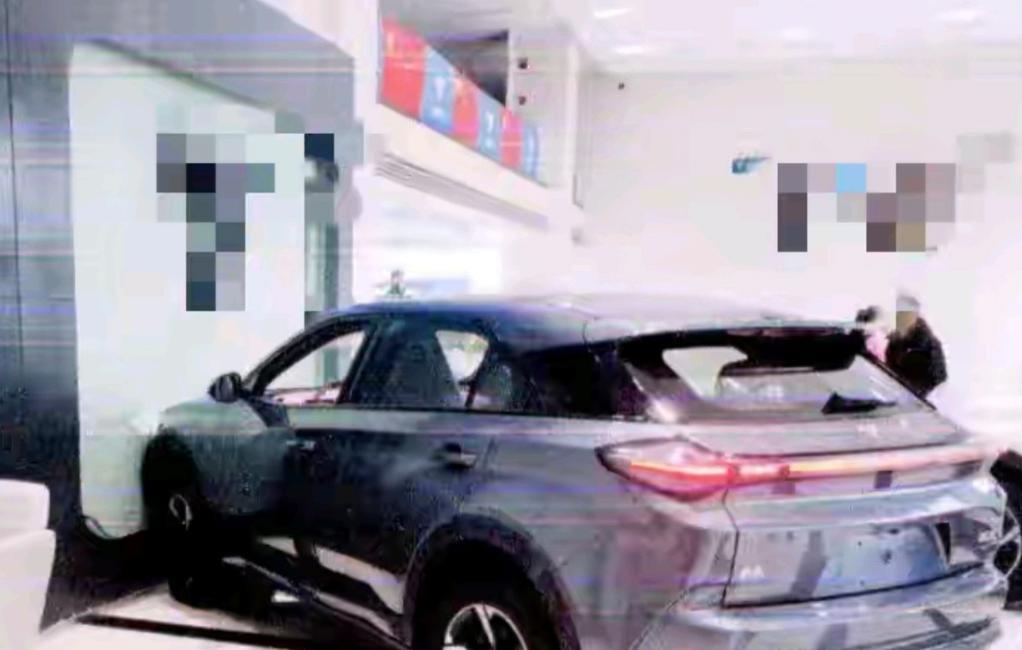 月17日报道，湖南湘潭，11岁男童跟随母亲去4S店看车，期间，男童趁无人注意偷偷
