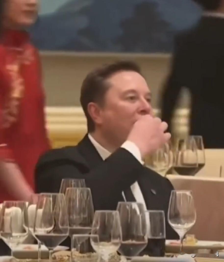 马斯克，太逗了！宴会还没有开始，他偷偷的拿着东西吃了一块儿，然后东张西望[捂脸