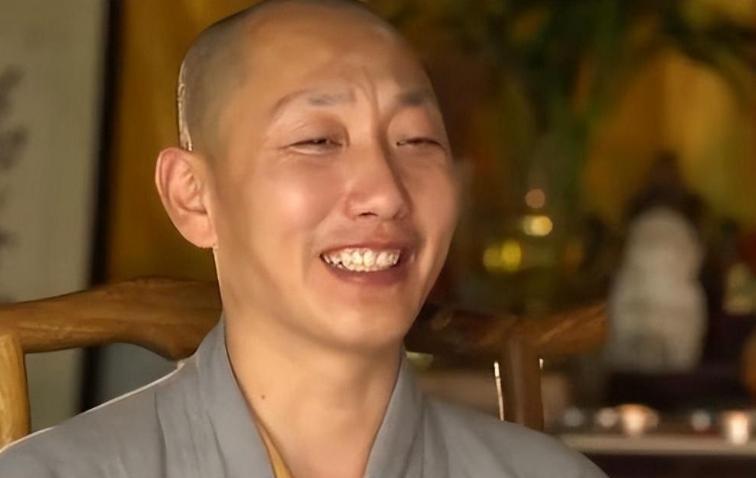 一天，一和尚开豪车，带孕妇到医院生孩子，医生问：父亲是谁？和尚双手合十：是我。谁