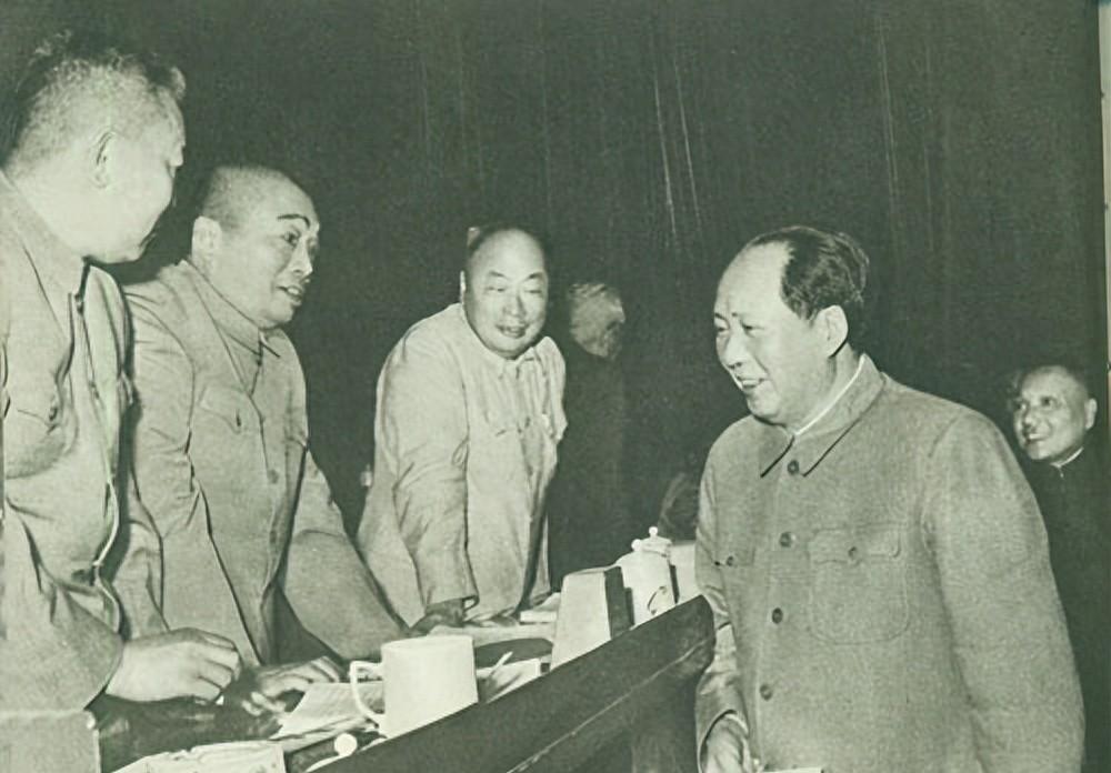 彭德怀为何怒斥邓华直接绕过自己给军委发电，邓华回应理由令人深思！1951年春天