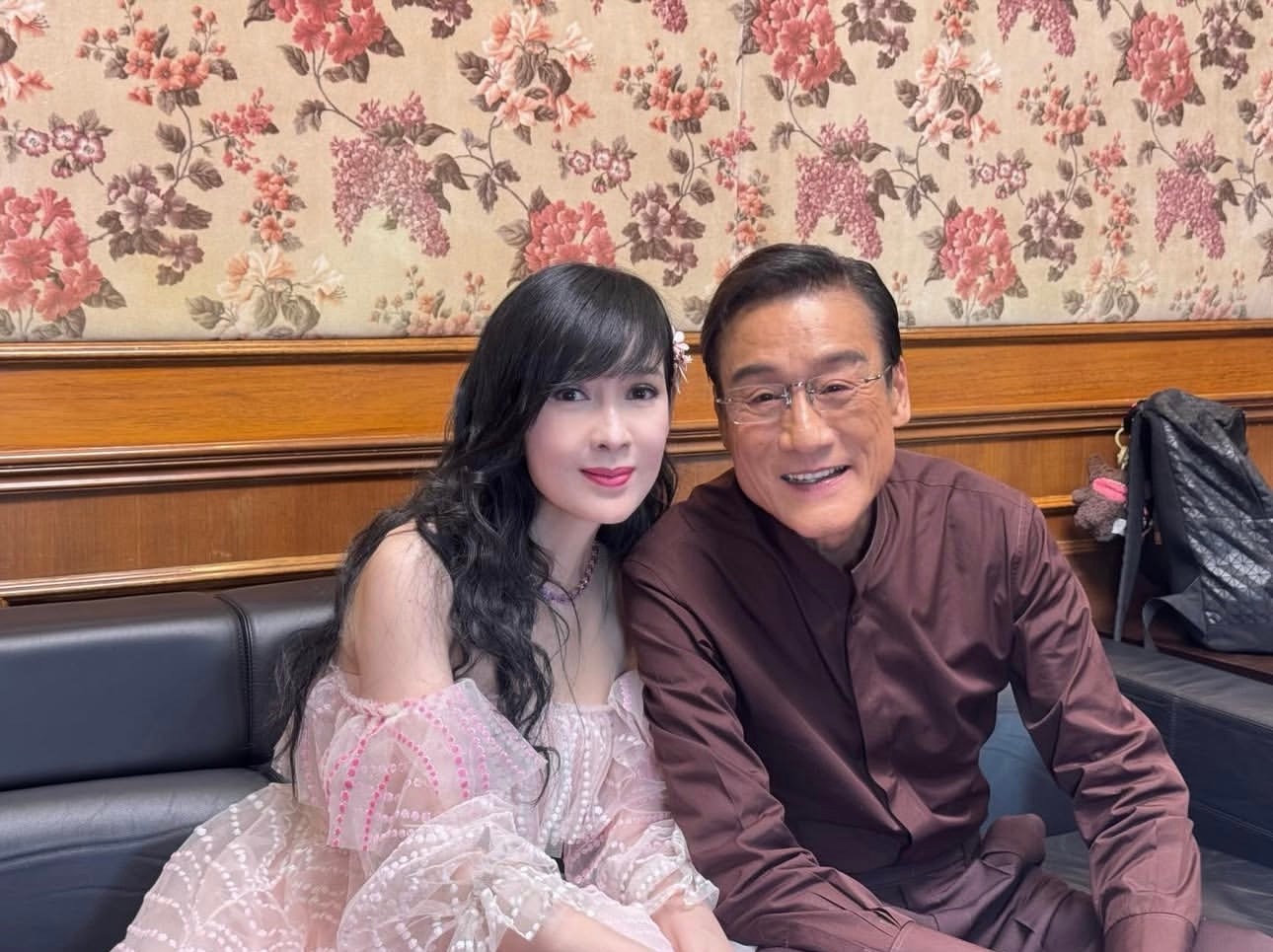 周慧敏和梁家辉在春晚后台合照一张。