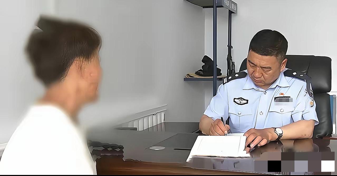 警察问蹲在那儿的男子：“你到底咋进来的？”男子一脸委屈：“就买包烟啊！”警察