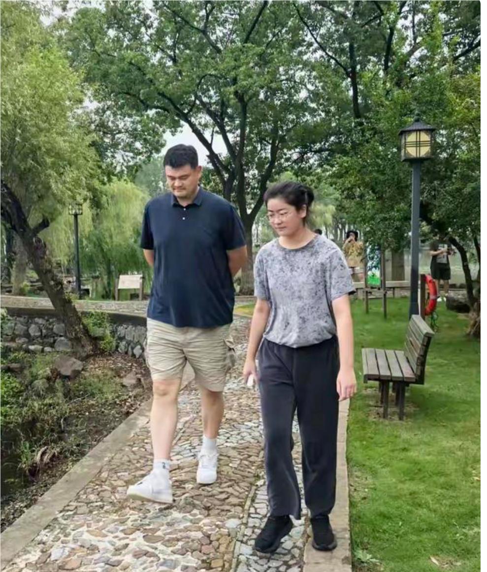 姚明女儿15岁身高近2米，身形又高又壮，这遗传基因太强大了。