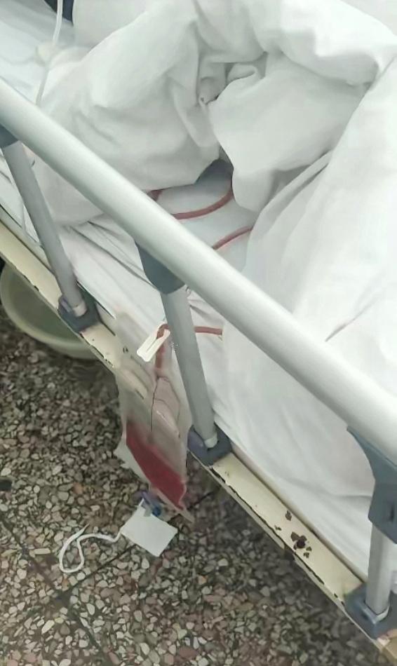 今天护士给瘫痪老公换消炎药，她看着我说看你岁数还不大呢，你们几个孩子啊？我说两个