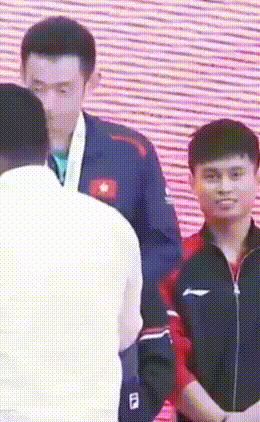 林诗栋这孩子太好玩了[大笑]亚锦赛打完，国乒收下双冠，在颁奖仪式上，“小石头