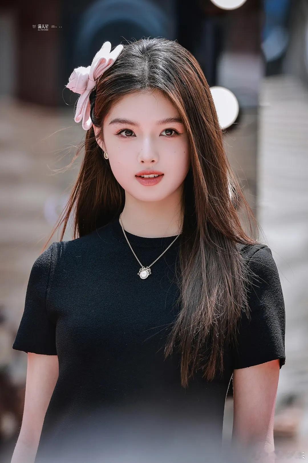 艾米脸上怎么这么多痣？是她自己的还是化的妆？