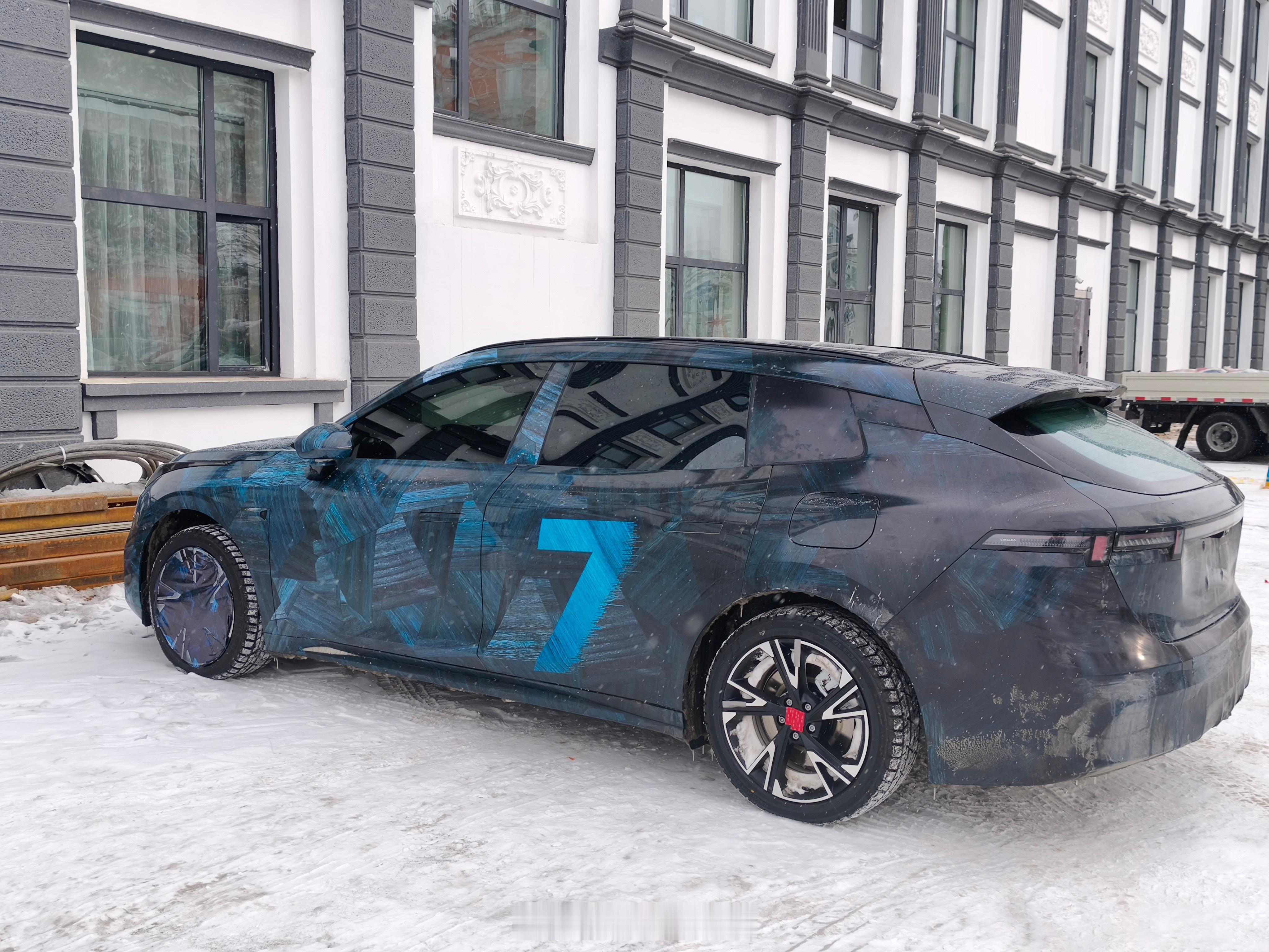 厉害的网友发来伪装中的领克07旅行，这可以啊。