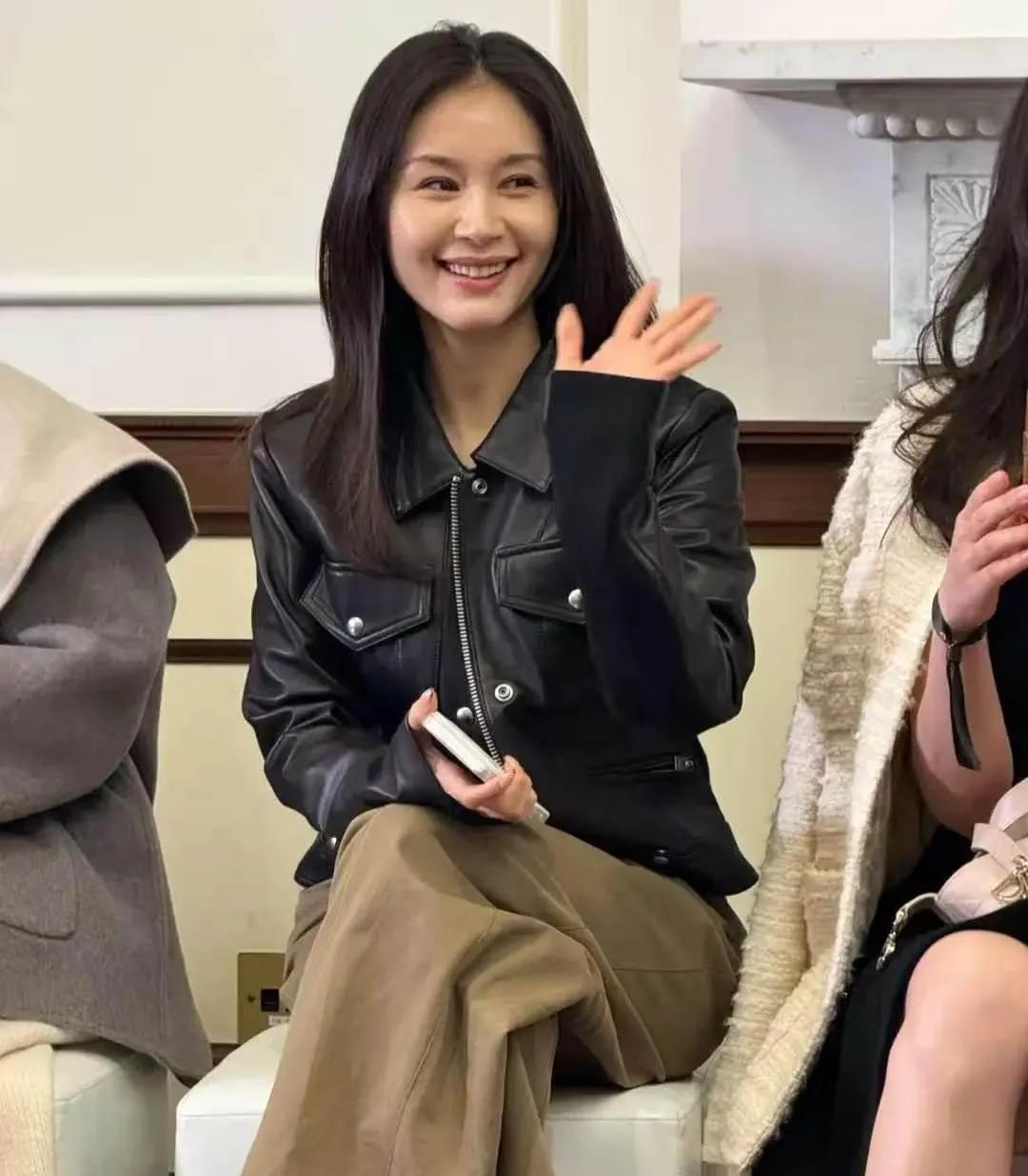 王子文上海秀场杀疯了！🔥一身黑色皮衣套装亮相IRO秀场，剪裁利落自带锋芒，搭