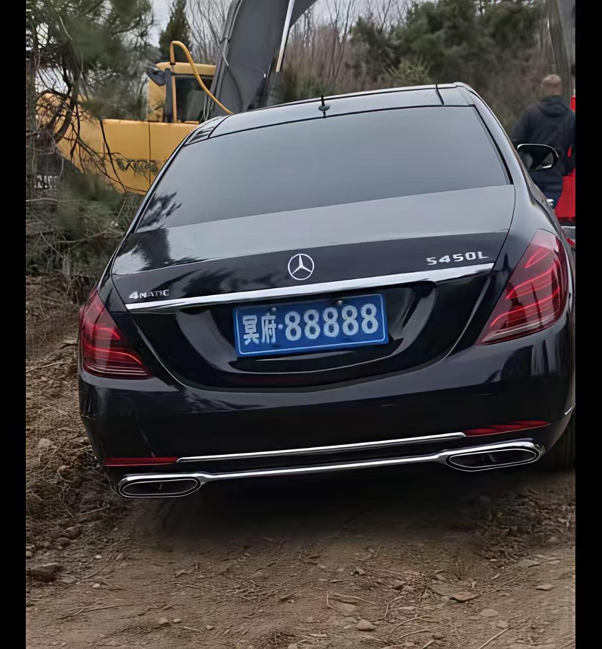 东北富豪下葬，直接把百万奔驰S450L埋进土里陪葬，这排面真敢玩！古代